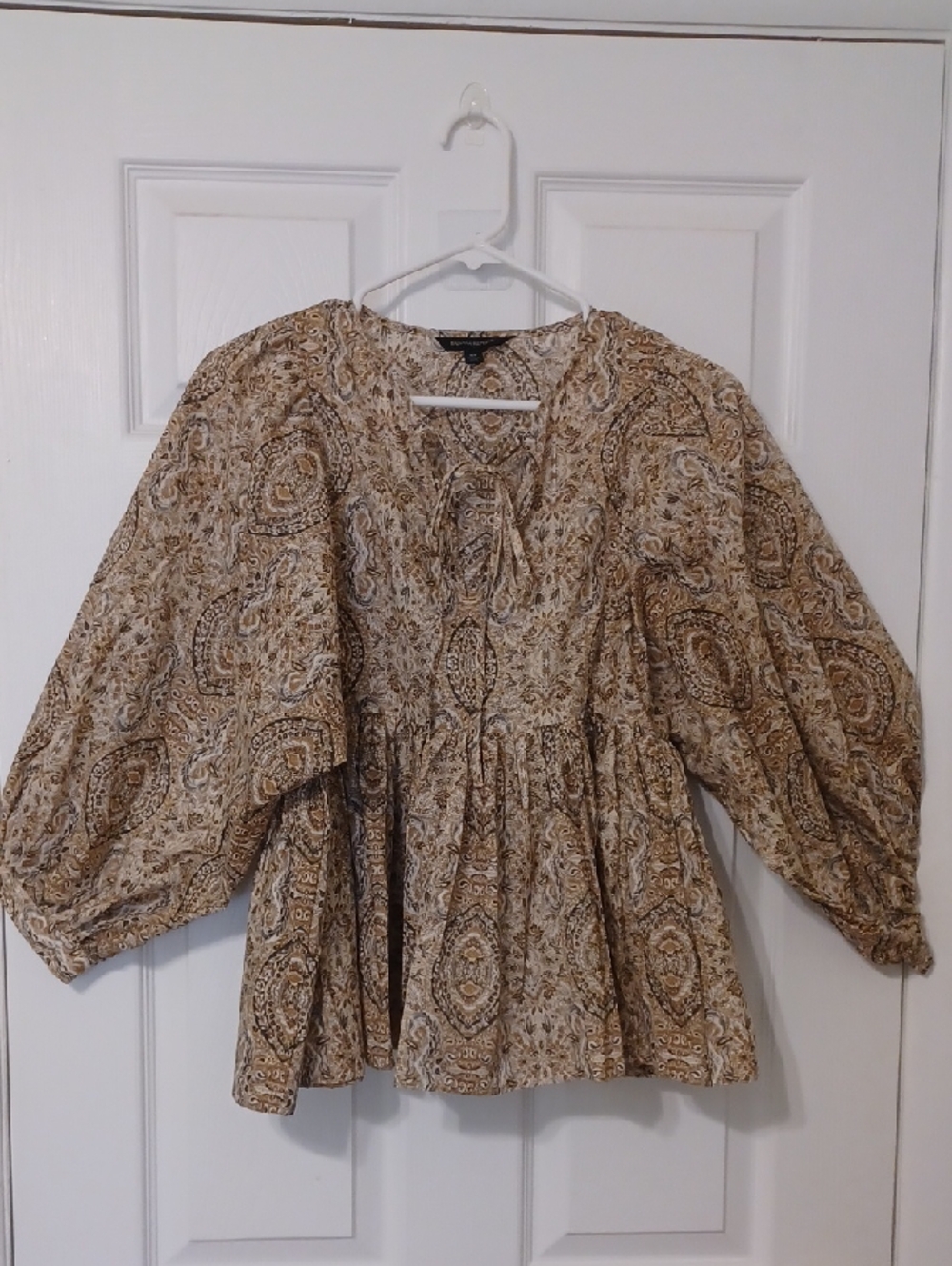 Banana Republic sz XS, (runs Big) Beige and White Paisley Peasant Blouse.